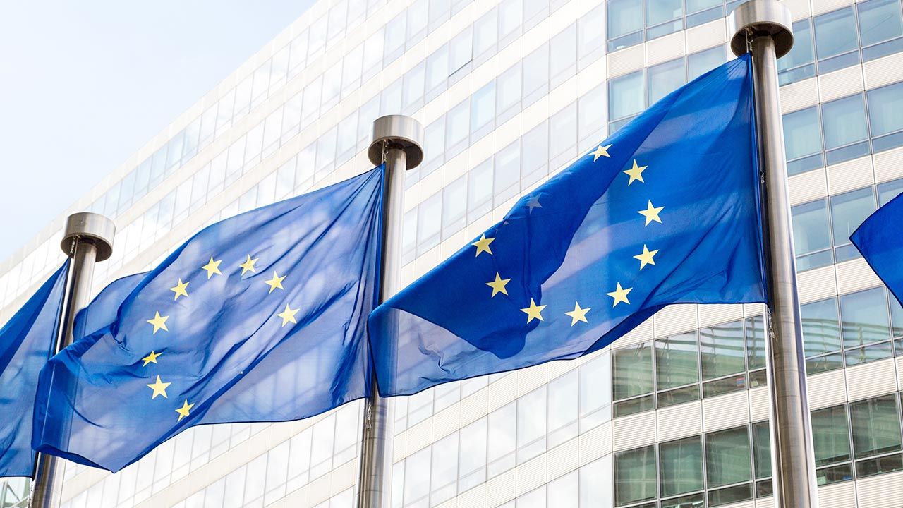 Co zrobi Komisja Europejska jeśli Zjednoczona Prawica zachowa władzę? (fot. Shutterstock)