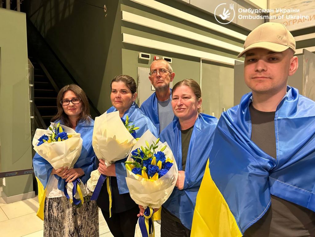 Грамадзяне Украіны, якіх вызвалілі ў Беларусі, падчас сустрэчы ў кіеўскім аэрапорце «Жуляны». Злева направа – Кацярына Бруханава, Людміла Ганчарэнка, Павел Купрыенка, Наталля Захаранка, Мікалай Швец. Кіеў, Украіна. 28 чэрвеня 2024 года. (Фота: dmytro_lubinetzs / Telegram)