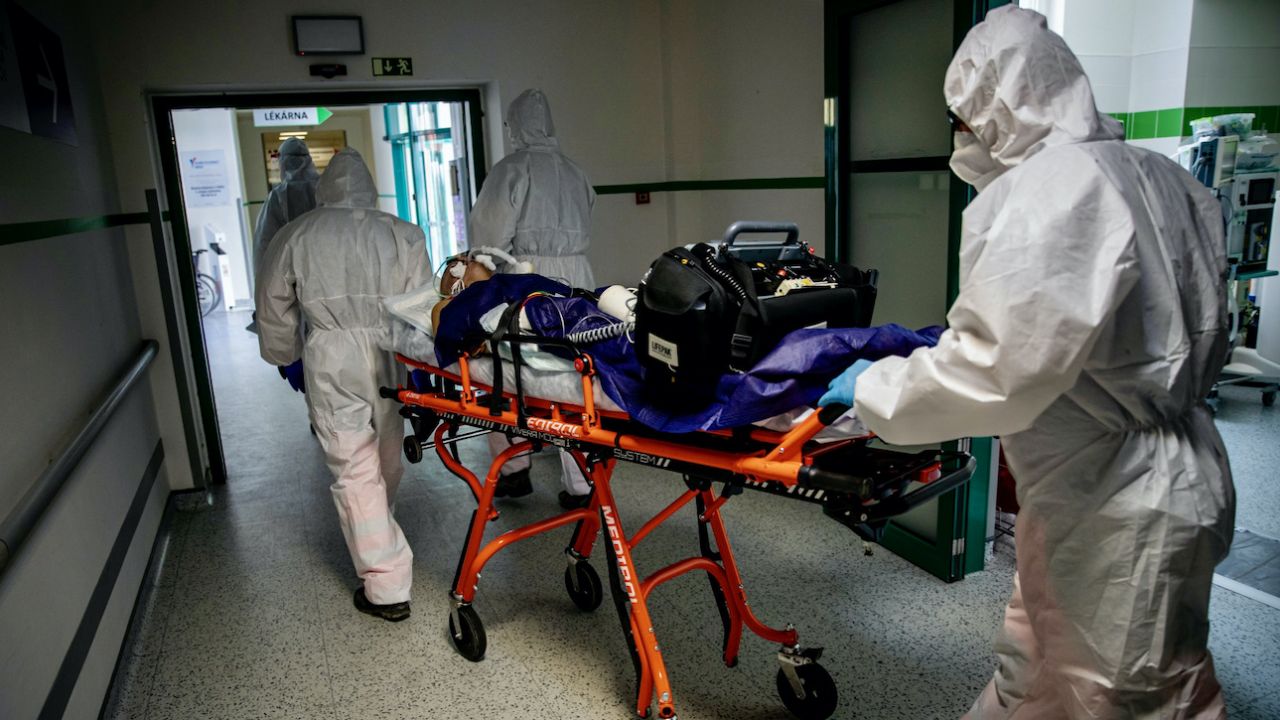 Możliwości szpitali są na granicy wyczerpania (fot. PAP/EPA/MARTIN DIVISEK) Możliwości szpitali są na granicy wyczerpania (fot. PAP/EPA/MARTIN DIVISEK)