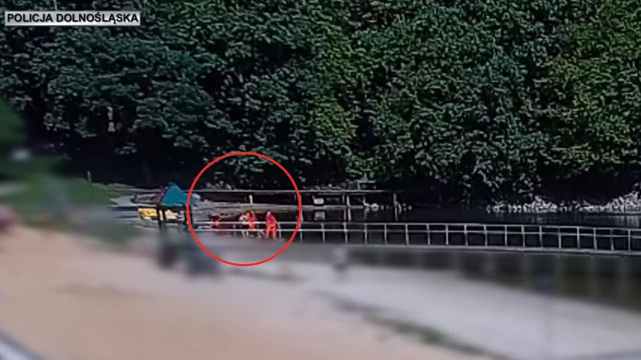 Podczas spaceru nad złotoryjskim zalewem, mężczyzna wbiegł do wody, wyciągnął topielca na brzeg i udzielił mu pierwszej pomocy (fot. Policja) Podczas spaceru nad złotoryjskim zalewem, mężczyzna wbiegł do wody, wyciągnął topielca na brzeg i udzielił mu pierwszej pomocy (fot. Policja)
