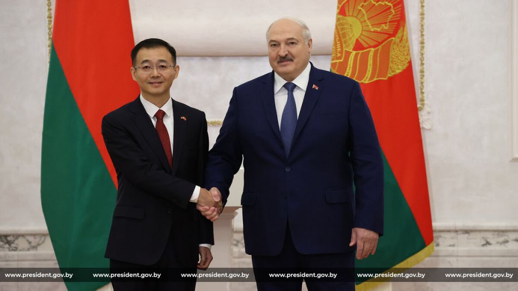 Аляксандр Лукашэнка з новым паслом КНР у Рэспубліцы Беларусь. Фота: president.gov.by