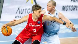 Koszykarz Polskiego Cukru Toruń Damian Kulig (z prawej, fot. PAP/Tytus Żmijewski)