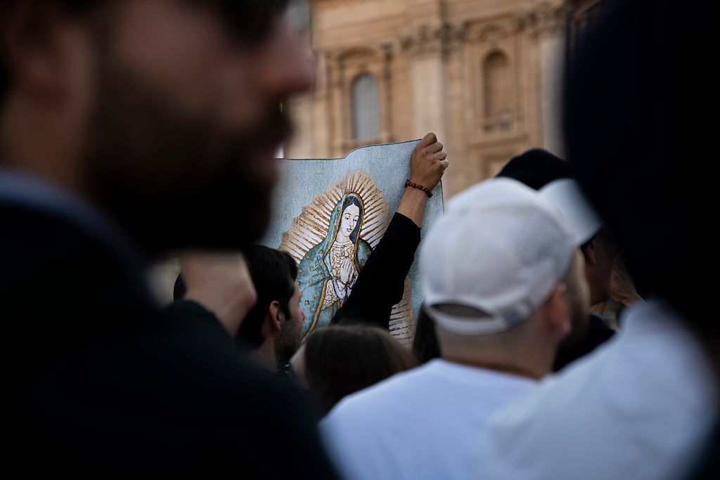 Каталікі каля сабора Святога Пятра ў Ватыкане 8 траўня 2025 года. Фота: Andrea Mancini / NurPhoto via Getty Images