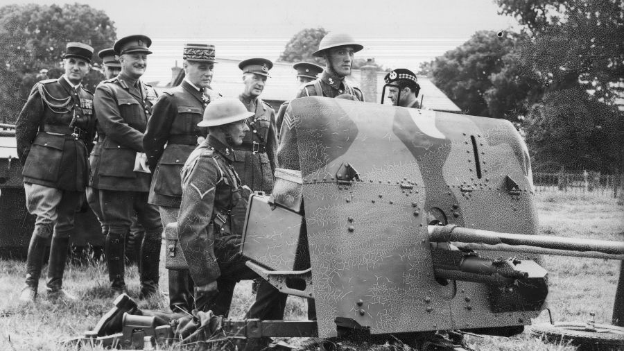 Rok 1939. Generał Maurice Gamelin wśród wojskowych przy armacie na poligonie w Aldershot. Fot. NAC