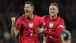 Kluby Roberta Lewandowskiego i Piotra Zielińskiego prowadzą w swoich ligach (fot. Getty)