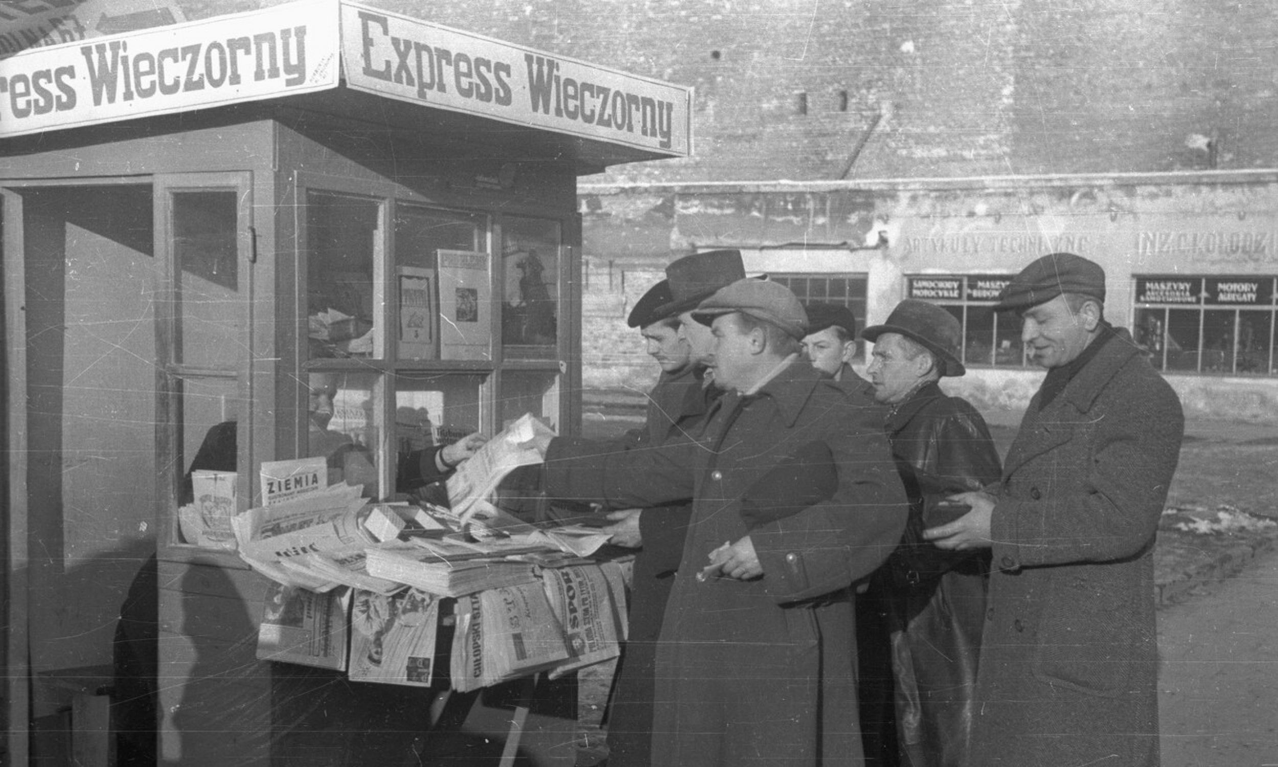 Варшава в листопаді 1946 р. У травні того ж року був заснований «Express Wieczorny» («Вечірній експрес»), який до заснування в 1948 р. Польської об’єднаної робітничої партії належав до Польської соціалістичної партії. Газетний кіоск. Фото PAP/Stanisław Dąbrowiecki