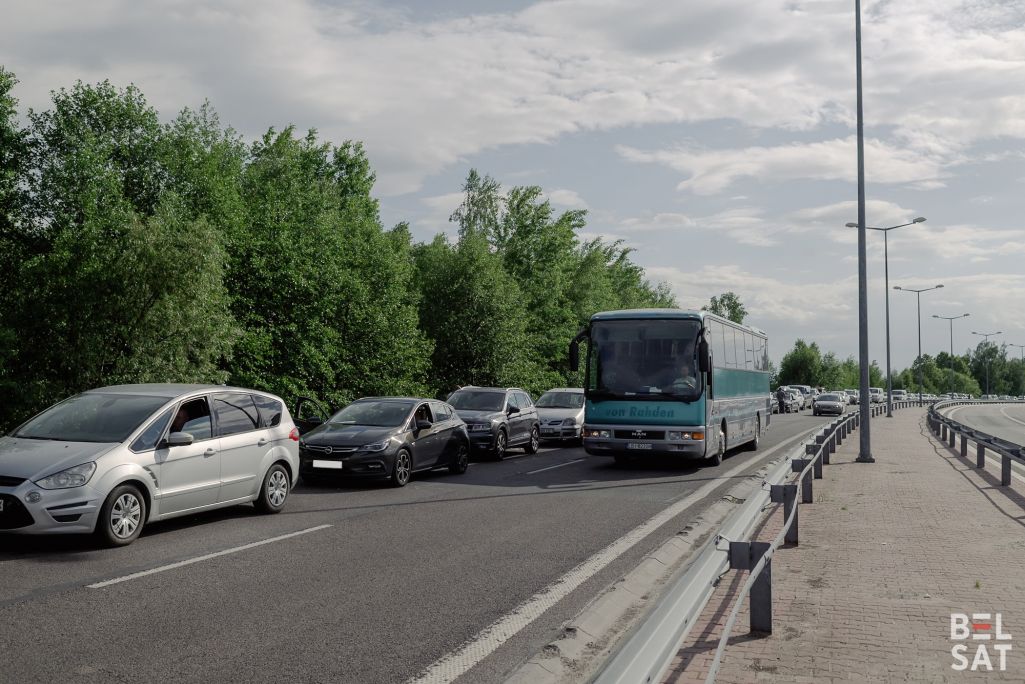 Чарга на польска-беларускай мяжы з легкавых аўтамабіляў і аўтобусаў каля пераходу «Тэрэспаль» («Берасце»). Тэрэспаль, Польшча. 14 траўня 2024 года. (Фота: Карына Пашко / Белсат)