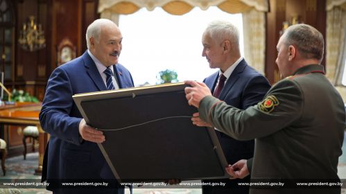 Кіраўнік Беларусі Аляксандр Лукашэнка падчас сустрэчы з міністрам абароны Расеі Андрэем Белаусавым. Менск, Беларусь. 16 траўня 2025 года. Фота: president.gov.by