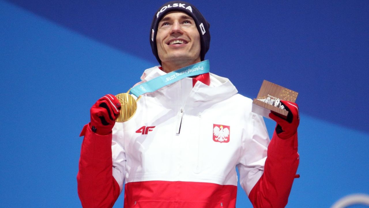 Kamil Stoch ze złotym medalem na Igrzyskach w Pjongczangu w 2018 roku (fot. Getty Images)