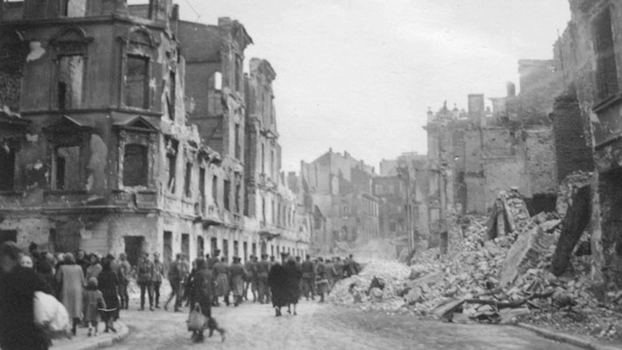 W latach 1939-1945 w Warszawie zniszczono ok. 75 proc. budynków (fot. arch.PAP/Alamy) W latach 1939-1945 w Warszawie zniszczono ok. 75 proc. budynków (fot. arch.PAP/Alamy)