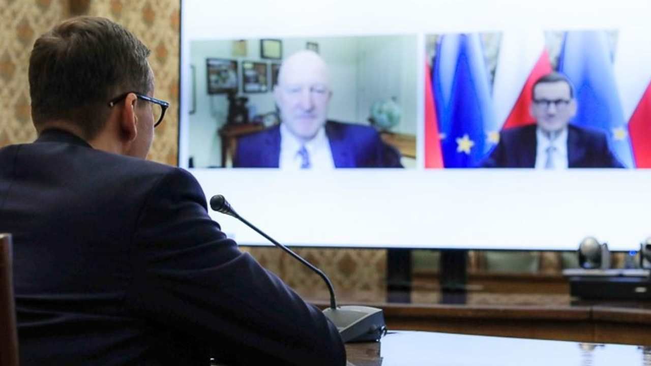 Premier Mateusz Morawiecki podczas rozmowy z Ianem Brzezińskim (fot. KPRM)