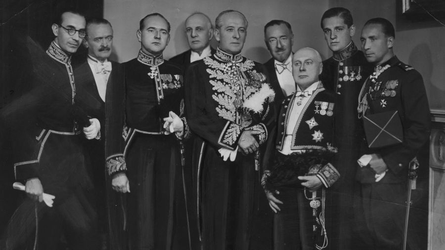 Rok 1938. Wręczenie listów uwierzytelniających królowi Włoch Wiktorowi Emanuelowi III przez ambasadora RP Bolesława Wieniawę-Długoszowskiego. Nowy szef placówki (w środku) w otoczeniu personelu ambasady RP. Fot. NAC/IKC