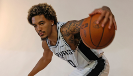 Jeremy Sochan w białej koszulce San Antonio Spurs (fot. Getty Images)