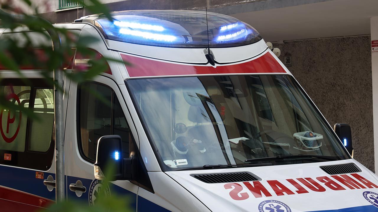Ofiara najprawdopodobniej wypadła z okna na piątym piętrze budynku (fot. Shutterstock/DarSzach) Ofiara najprawdopodobniej wypadła z okna na piątym piętrze budynku (fot. Shutterstock/DarSzach)