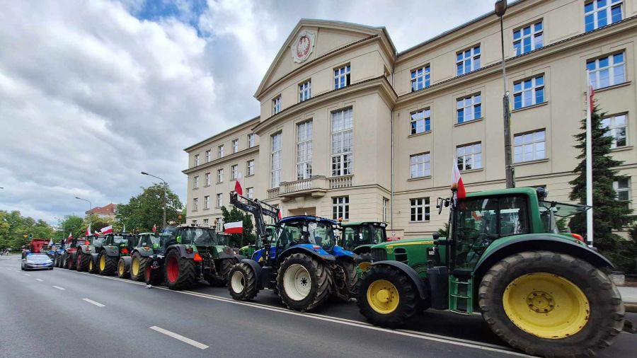 protest rolników przed Wielkopolskim Urzędem Wojewódzkim w Poznaniu (fot. Tomasz Małecki)