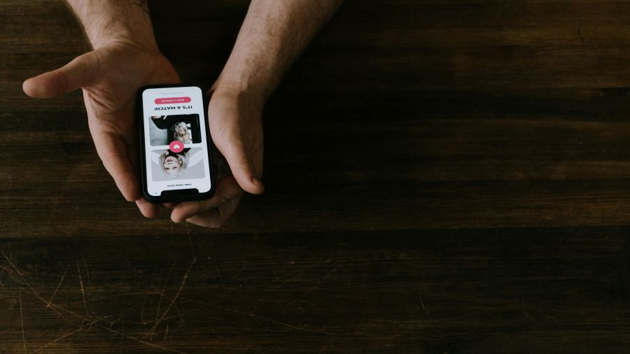 Oszustwo zaczęło się od pozornie niewinnej rozmowy (fot. pexels.com)
