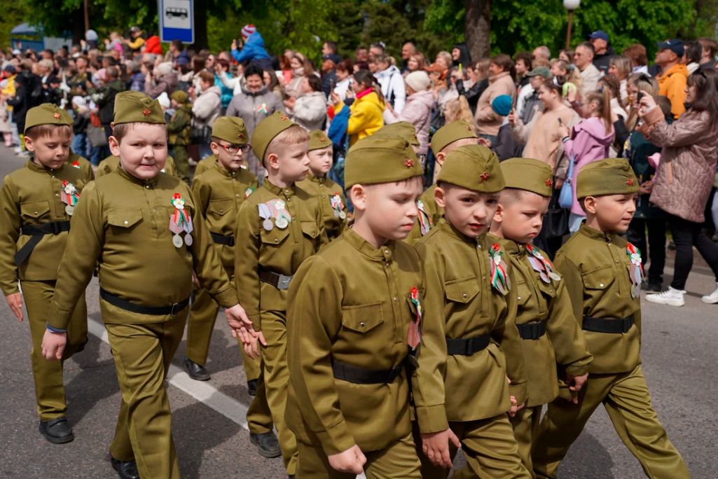 Хлопчыкі ў савецкай форме ідуць маршам падчас параду на Дзень Перамогі ў Слоніме. Фота: gs.by