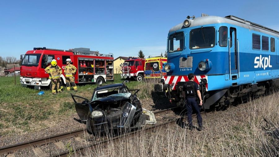 Łagiewniki Kościelne: samochód wjechał pod pociąg towarowy (fot. KPP Gniezno)