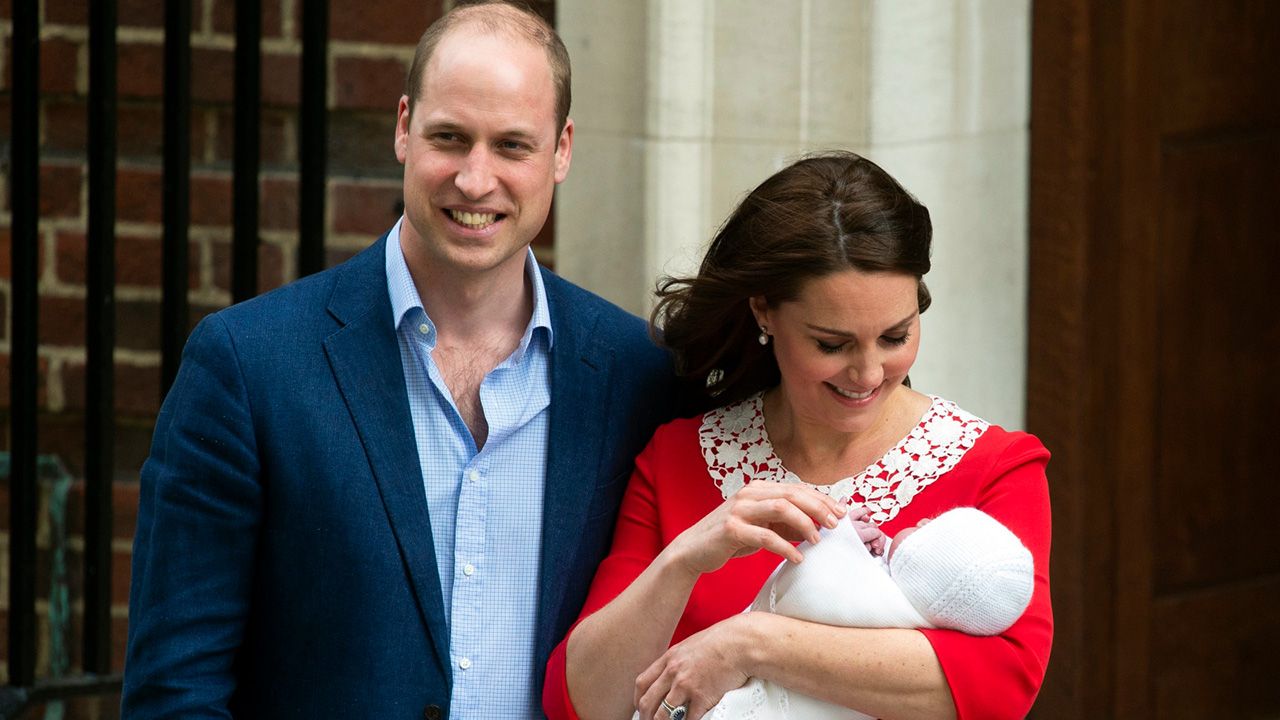 Brytyjski książę William, książę Cambridge i jego żona, Kate, księżną Cambridge, która trzyma nowonarodzonego syna (fot. PAP/EPA/WILL OLIVER) Brytyjski książę William, książę Cambridge i jego żona, Kate, księżną Cambridge, która trzyma nowonarodzonego syna (fot. PAP/EPA/WILL OLIVER)