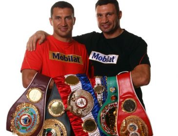 Bracia Kliczko z pasami mistrzowskimi w 2012 roku