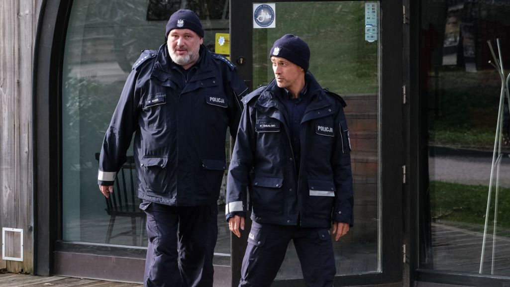 W poprzednim odcinku „Ojca Mateusza” funkcjonariusze sandomierskiej policji musieli jednocześnie badać dwie sprawy. Fot. M. Stokłosa/TVP
