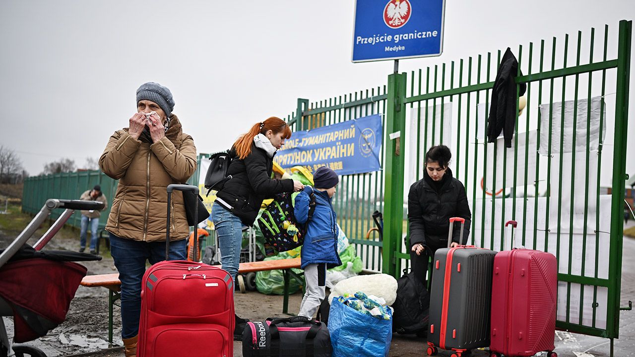 Uchodźcy z Ukrainy na granicy z Polską (fot. Jeff J Mitchell/Getty Images)