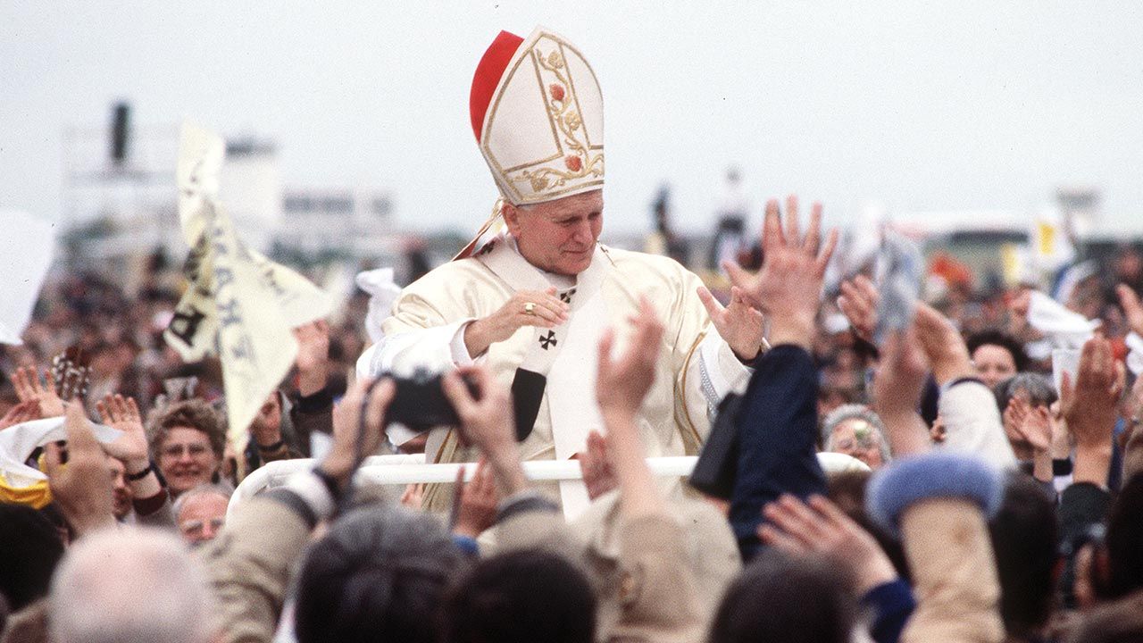 Jan Paweł II (fot.  Getty Images/Anwar Hussein/WireImage)