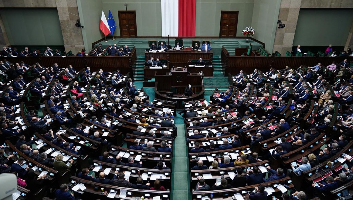 Partia rządząca wciąż zdecydowanym liderem (fot. Forum/Mateusz Wlodarczyk)