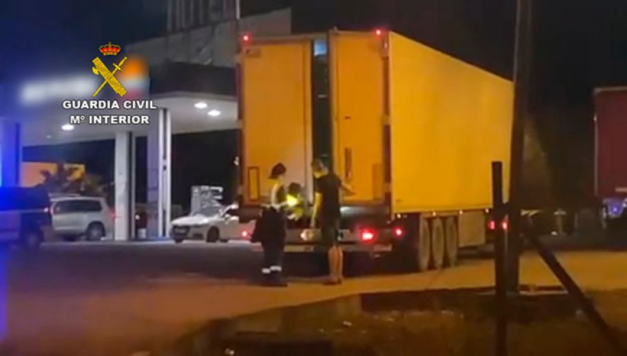 Zatrzymanie ciężarówki z kalafiorami i narkotykową kontrabandą (fot. Guardia Civil)