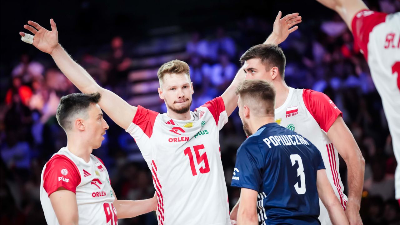 Jakub Kochanowski i polska kadra (fot. Volleyball World)