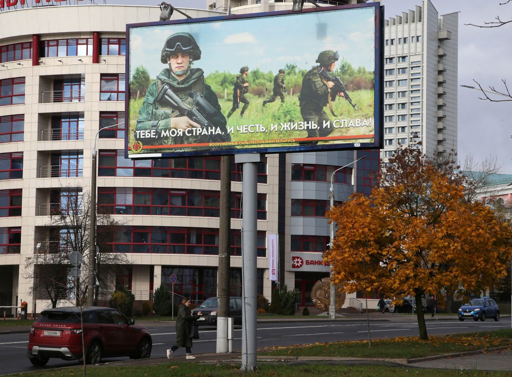 Здымак мае ілюстрацыйны характар. Білборд з афіцэрамі арміі Беларусі з аўтаматамі ў руках у Менску, Беларусь. 26 кастрычніка 2022 года. Фота: Contributor / Getty Images