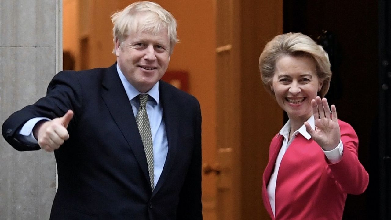 Boris Johnson i Ursula von der Leyen (fot. Reuters/Toby Melville)