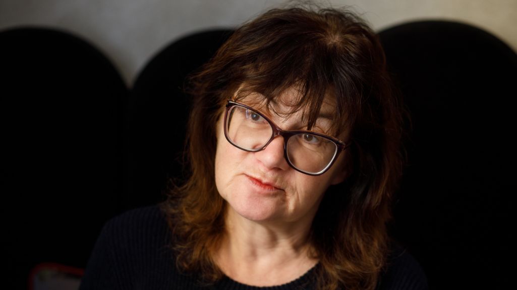 Выкладчыца і былая палітзняволеная Наталля Дуліна. Адпрацавала 29 гадоў у Менскім лінгвістычным універсітэце, была дацэнтам кафедры італьянскай мовы. Была ў зняволенні з кастрычніка 2022 года. 21 чэрвеня 2025 года Наталля была вызваленая і прымусова вывезеная разам з іншымі палітвязнямі ў Літву. Вільня, Літва. 22 кастрычніка 2025 года. Фота: Белсат