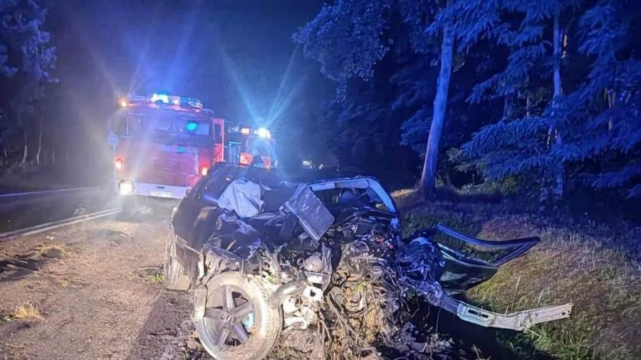 Tragiczny wypadek w Luszycy. 25-latka po uderzeniu samochodem w przepust i w drzewo wypadła z pojazdu!