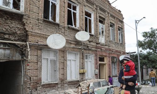 Mocno ucierpiało miasto Ganja. Fot.  AZIZ KARIMOV/EPA/PAP