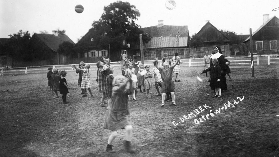 Lata 30. Dzieci polskie z Niemiec na kolonii letniej nad Bugiem pod opieką sióstr ze Zgromadzenia Sióstr Franciszkanek Rodziny Maryi. Autorem zdjęcia jest Dembek E., Ostrów Mazowiecka. Fot. NAC/IKC