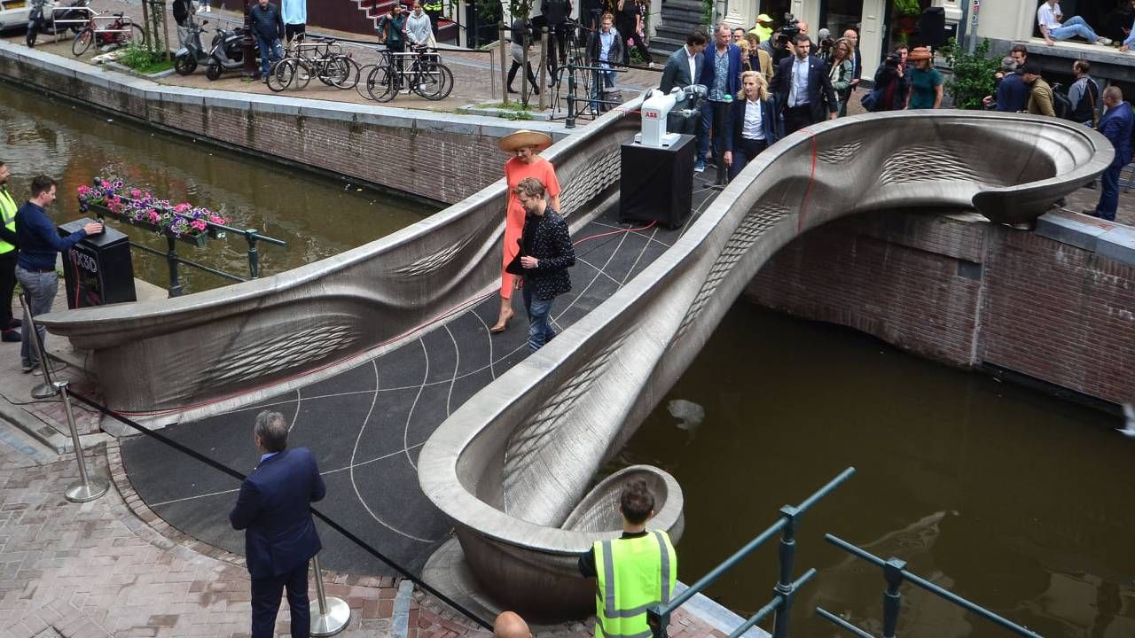 12-metrowa przeprawa została w końcu zainstalowana (fot. mat.pras. MX3D) 12-metrowa przeprawa została w końcu zainstalowana (fot. mat.pras. MX3D)