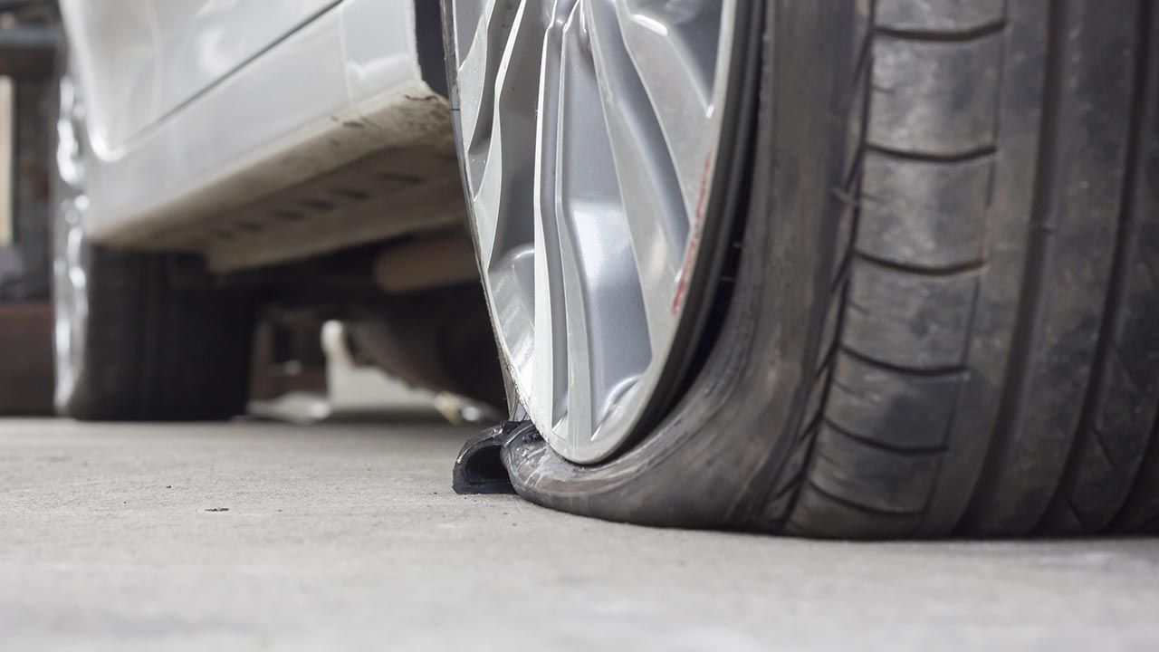 Nieznany sprawca uszkodził 20 samochodów na parkingu przy hurtowni mięsa (fot. Shutterstock/Toa55)