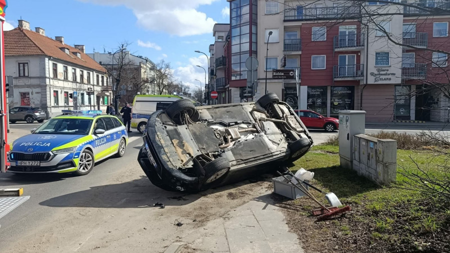 Groźny wypadek w Płocku – dachowanie auta, 3-letnie dziecko trafiło do szpitala