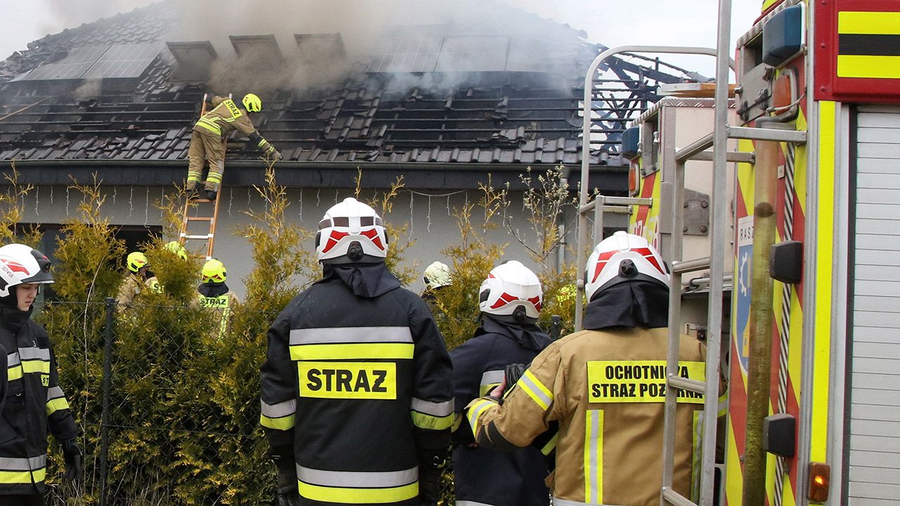 Ogień pojawił się w budynku jednorodzinnym (fot. arch.PAP/Krzysztof Świderski, zdjęcie ilustracyjne)