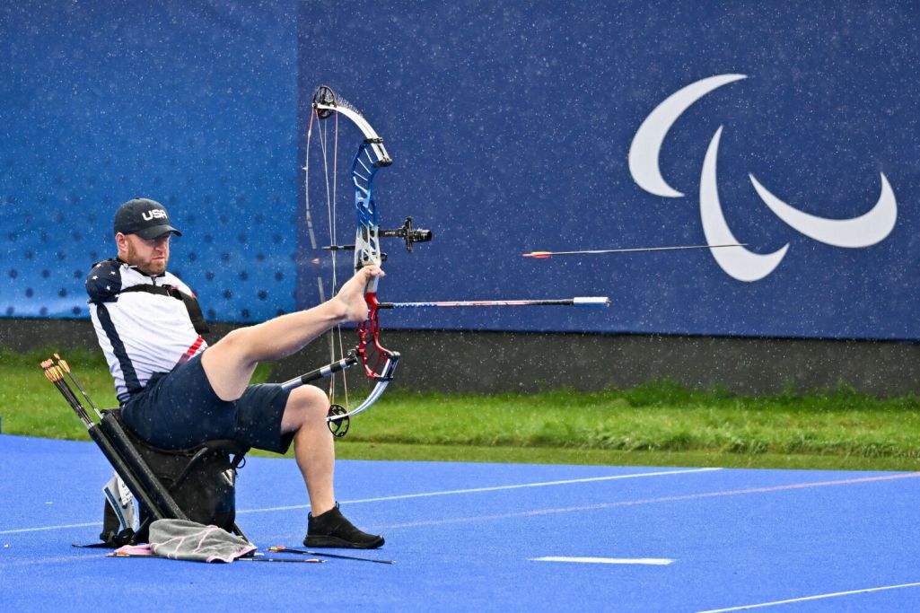 Амерыканскі паралімпіец Мэт Штуцман страляе з лука на Паралімпійскіх гульнях-2024. Парыж, Францыя. 30 жніўня 2024 года. Фота: Tomas Stevens / Abaca Press / East News