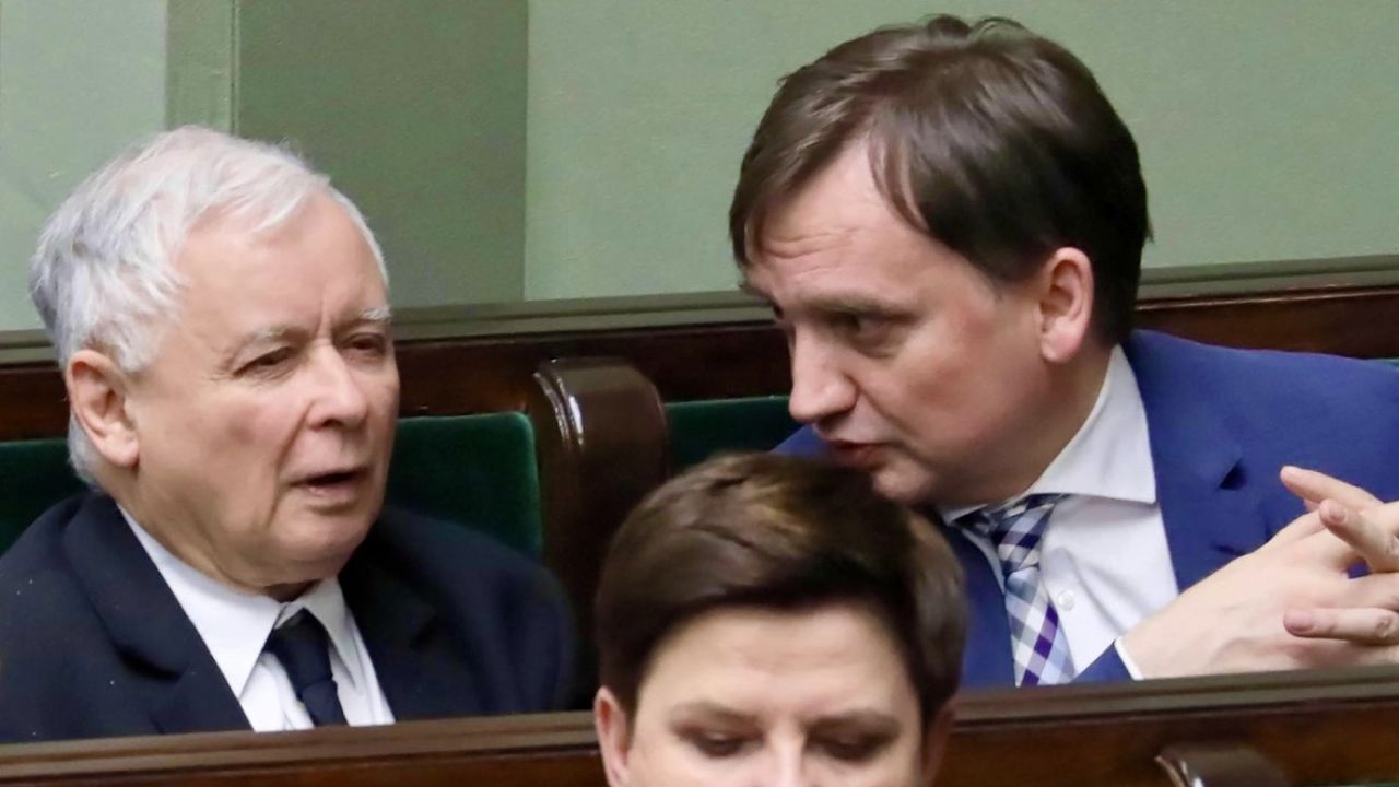 Prezes PiS Jarosław Kaczyński (L), minister sprawiedliwości Zbigniew Ziobro (P) (fot. arch.PAP/Tomasz Gzell) Prezes PiS Jarosław Kaczyński (L), minister sprawiedliwości Zbigniew Ziobro (P) (fot. arch.PAP/Tomasz Gzell)