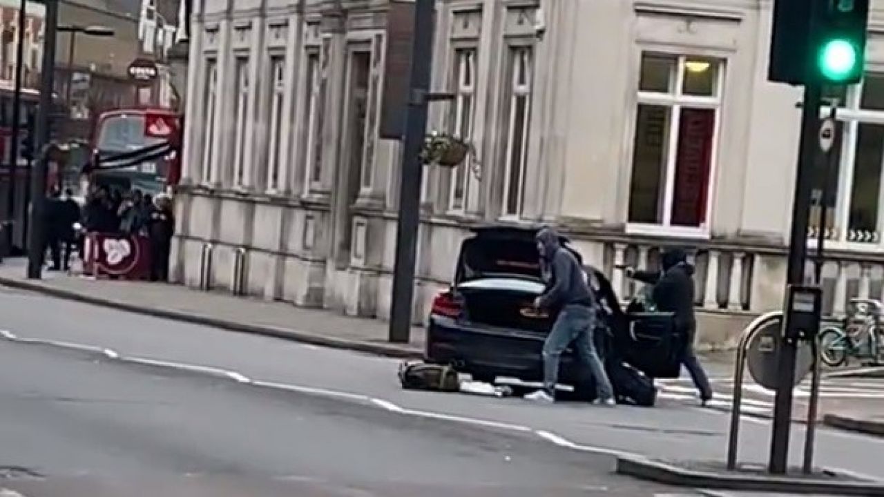 Naoczni świadkowie mówią, że mężczyzna zaatakował rowerzystę, dźgając go w plecy (fot. Twitter/CNW) Naoczni świadkowie mówią, że mężczyzna zaatakował rowerzystę, dźgając go w plecy (fot. Twitter/CNW)
