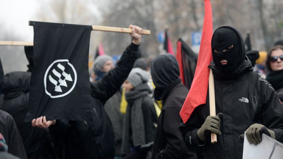 Manifestacja „przeciw nacjonalizmowi, faszyzmowi, rasizmowi i ksenofobii”, zorganizowana w opozycji do Marszu Niepodległości w listopadzie 2015 r. m.in. przez Antyfaszystowską Warszawę, 161 Crew, Centrum Wielokulturowe w Warszawie, Fundację Inna Przestrzeń i polski oddział Amnesty International. Fot. PAP/Bartłomiej Zborowski