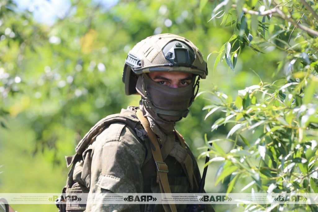 Здымак мае ілюстрацыйны характар. Ваенныя сілаў спецыяльных аперацый выконваюць задачы па прыкрыцці Дзяржаўнай мяжы ва ўзаемадзеянні з супрацоўнікамі Дзяржаўнага пагранічнага камітэту Беларусі. 27 чэрвеня 2024 года. (Фота: Канстанцін Бяляўскі / vayar.mil.by)