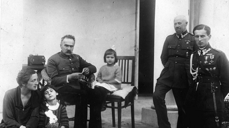 Sulejówek ok. 1925. Reprodukcja zdjęcia autorstwa Mariana Fuksa. Na zdjęciu marszałek Józef Piłsudski z żoną Aleksandrą Szczerbińską i córkami Wandą (po lewej) i Jadwigą przed willą Milusin. Z prawej major Aleksander Prystor (drugi z prawej) i adiutant marszałka porucznik Jerzy Jabłonowski. Fot. PAP/Reprodukcja