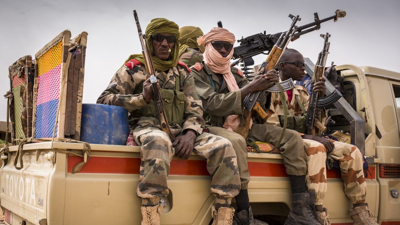 Nigerskich żołnierzy w starciu wspomogło lotnictwo (fot. Christopher Pillitz/Getty Images)