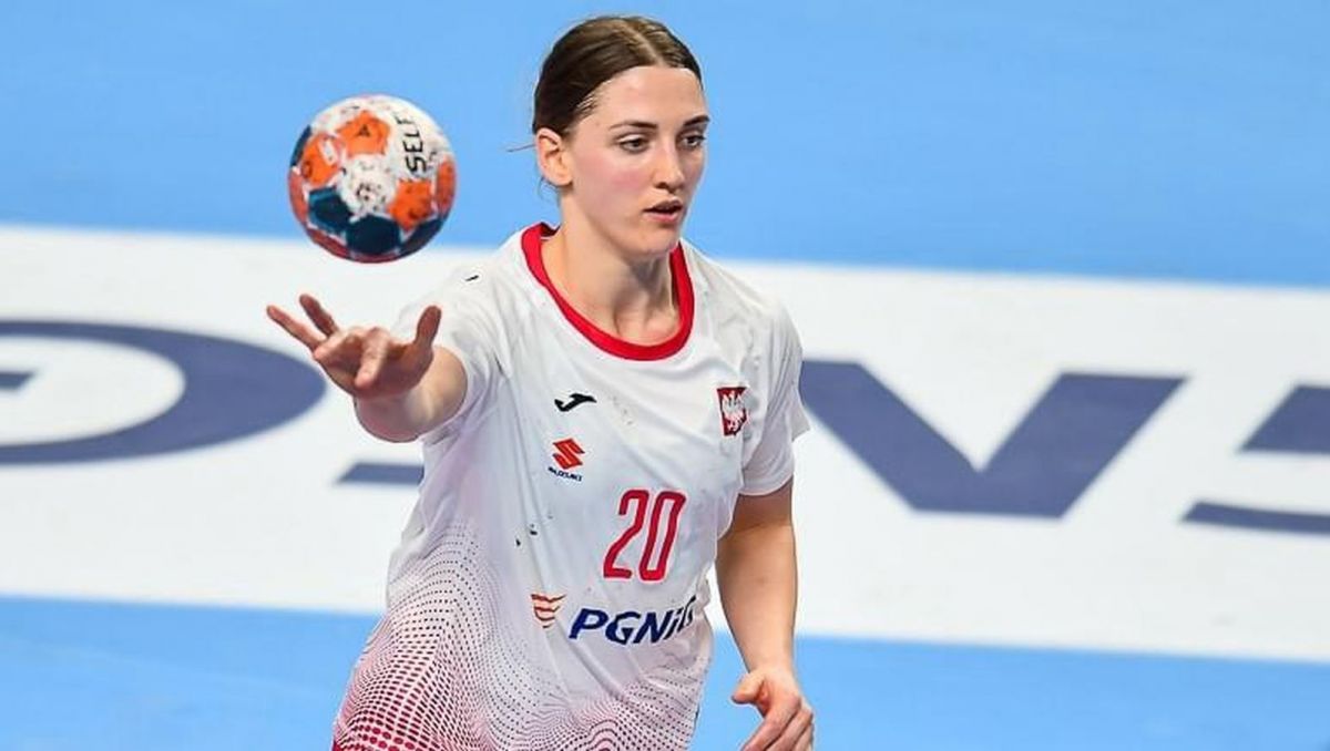 Joanna Drabik (z piłką) w biało-czerwonych barwach w meczu ME 2020 (fot. Walter.Sport) Joanna Drabik (z piłką) w biało-czerwonych barwach w meczu Euro 2020 (fot. Getty)