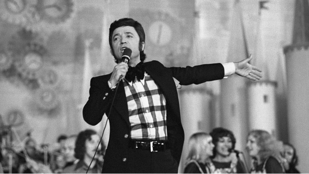 Młody Jerzy Połomski na scenie (fot. TVP)