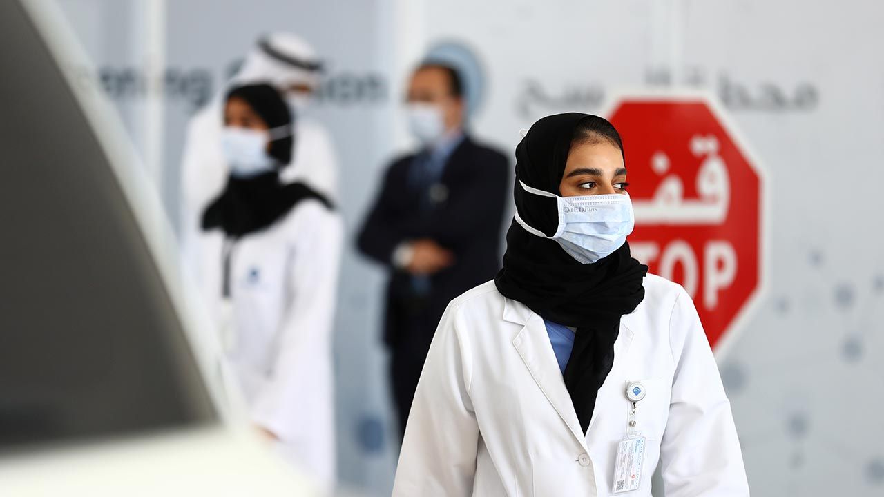 Kraje Półwyspu Arabskiego wciąż jednak są dalekie od pokonania epidemii (fot. Francois Nel/Getty Images)